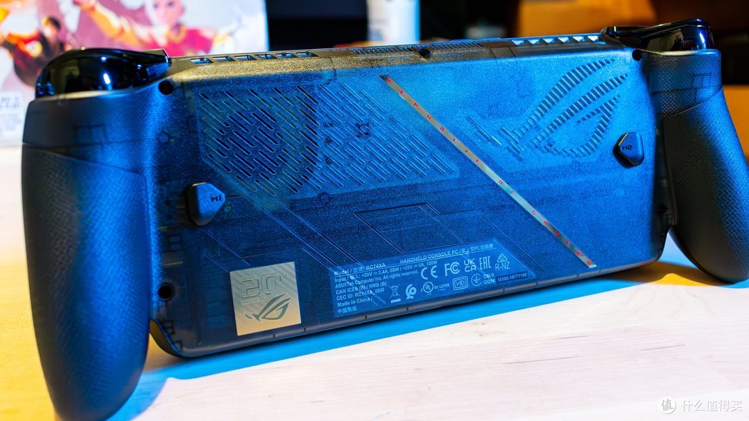 背面半透明外壳与20周年金色铭牌（IGN实拍图）