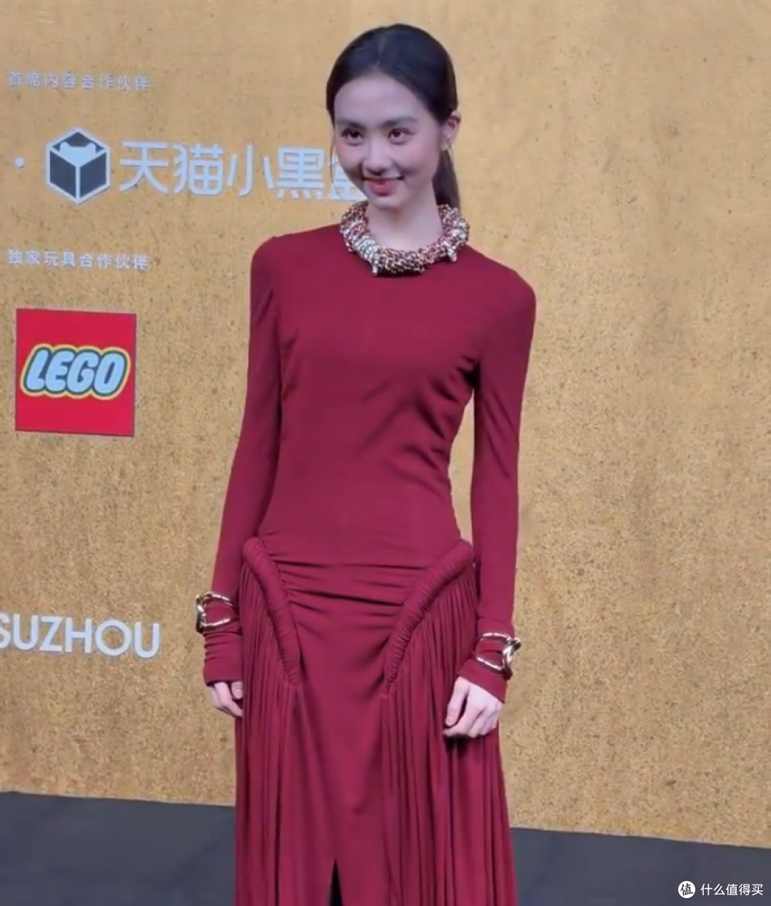 都在盯黄多多进圈首秀,没人问乐高凭什么混进VOGUE红毯