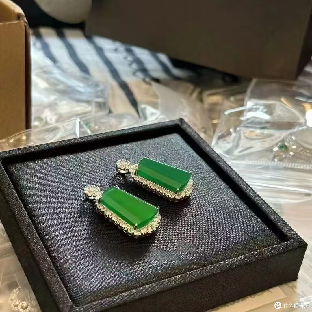 颈间一抹满绿，予自己一份岁岁安稳💚