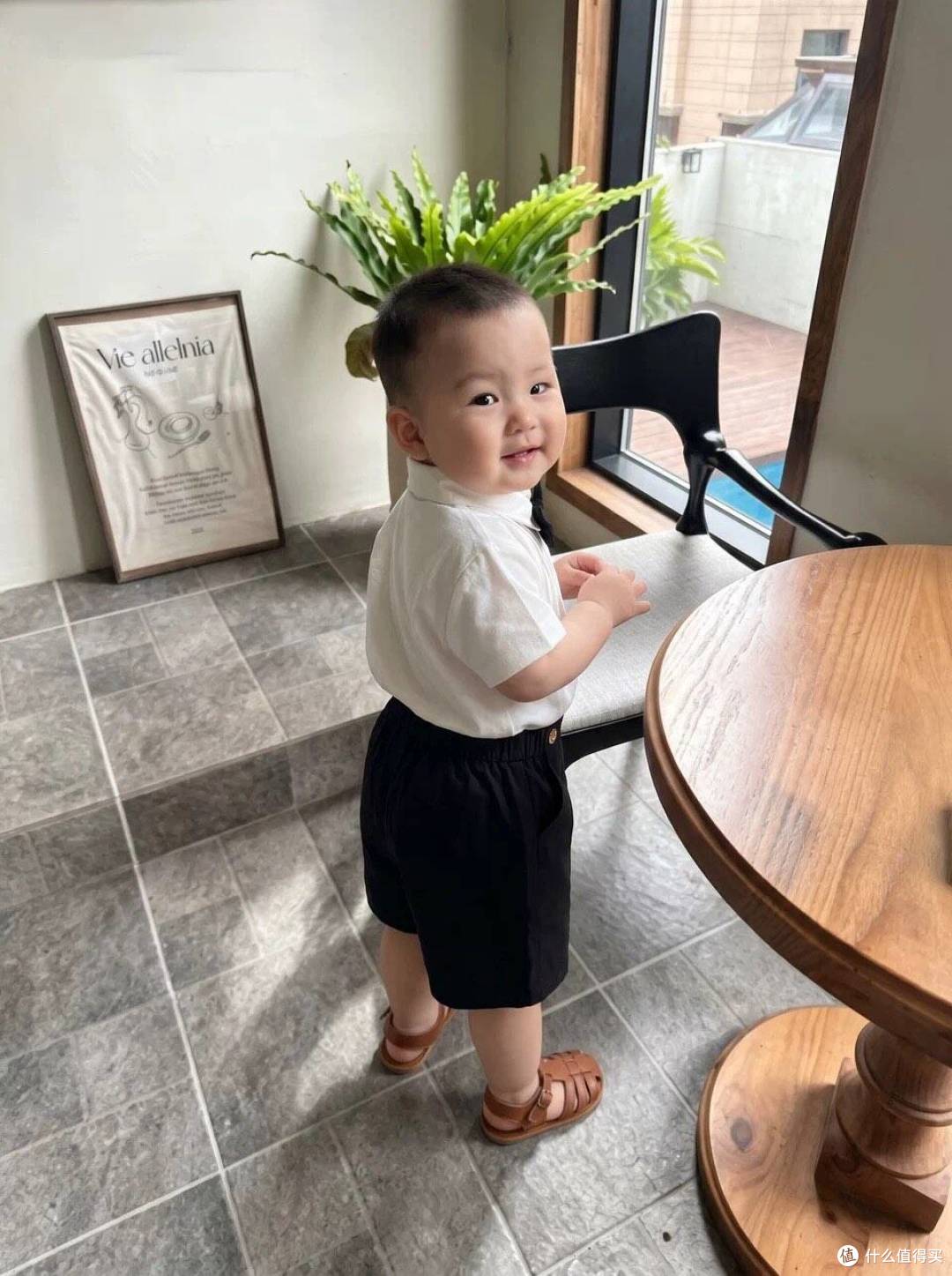 属于小男孩的周岁仪式感，一件白衬衫就足够。