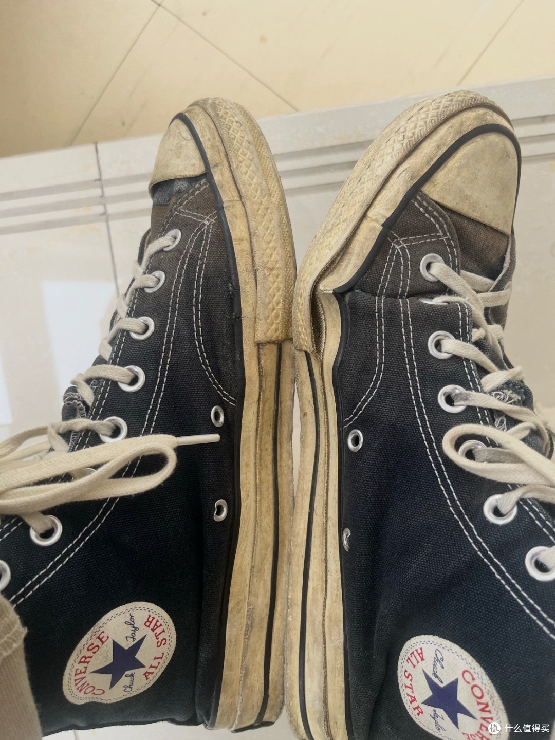 年轻人为啥不穿帆布鞋了?年轻人的脚,开始对硬撑说再见