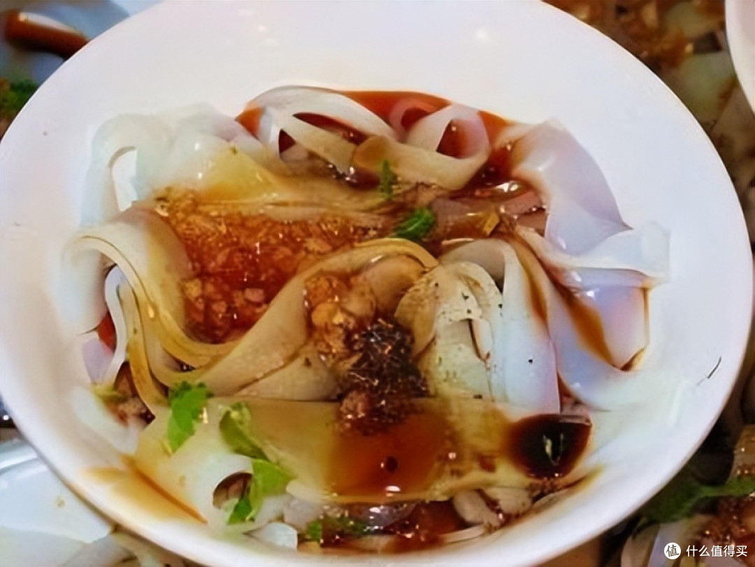 四川南充凉粉:一口滑嫩Q弹,锅盔灌凉粉才是街头真正的王炸!