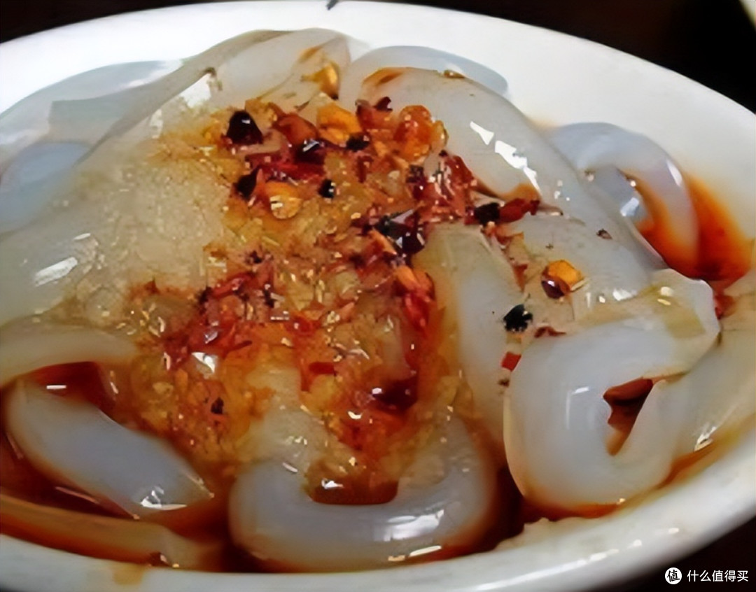 四川南充凉粉:一口滑嫩Q弹,锅盔灌凉粉才是街头真正的王炸!