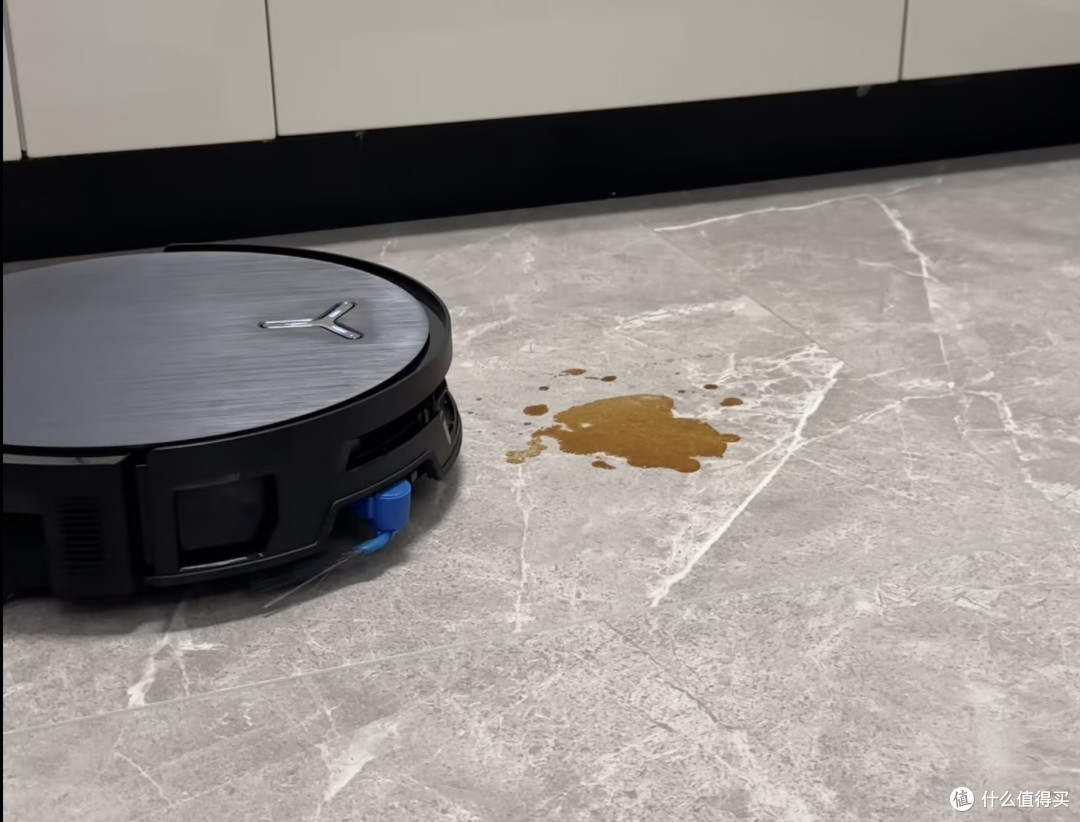 一只猫、一杯咖啡和一台科沃斯X12S PRO:我家的地面清洁小故事