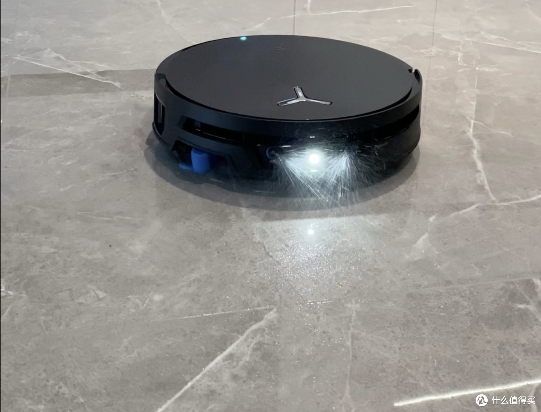 一只猫、一杯咖啡和一台科沃斯X12S PRO:我家的地面清洁小故事