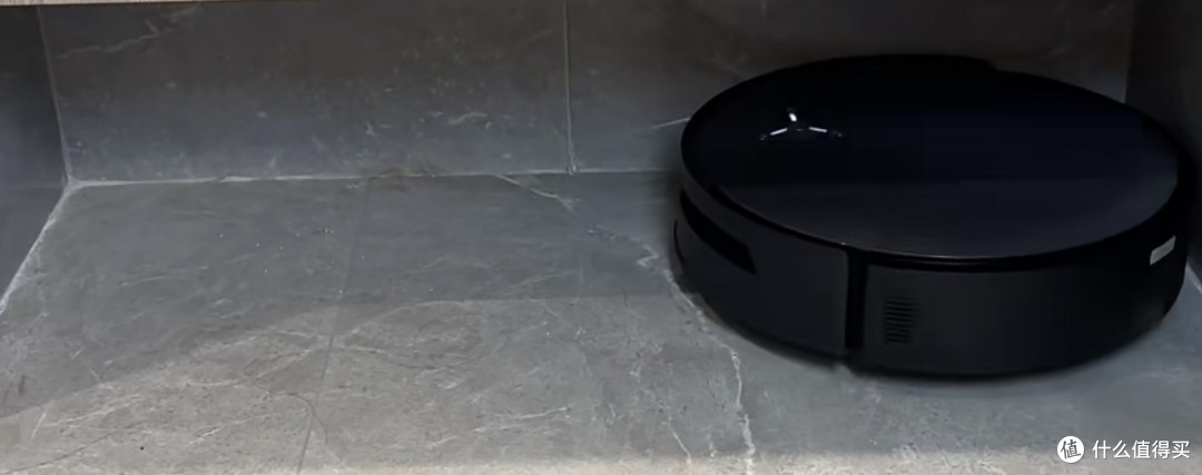 一只猫、一杯咖啡和一台科沃斯X12S PRO:我家的地面清洁小故事