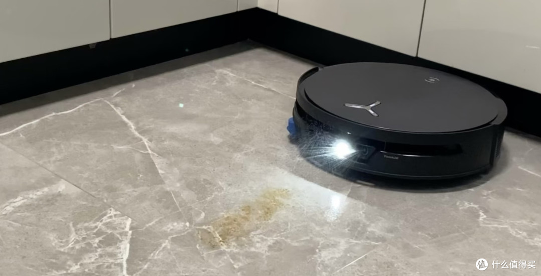 一只猫、一杯咖啡和一台科沃斯X12S PRO:我家的地面清洁小故事