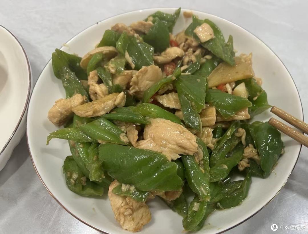 我最常做的就是青椒炒鸡胸肉，加点小米辣，很好吃