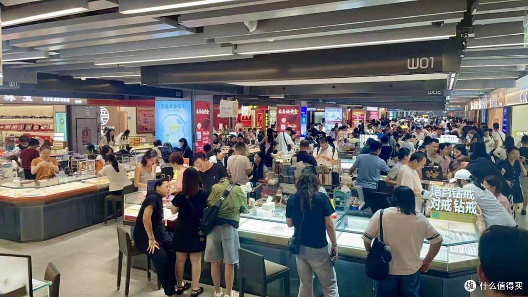 年轻人还在买金，只是不再为“牌子”付费