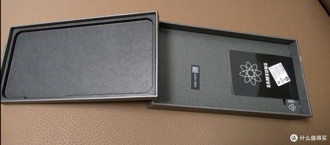 花9999买的三星S26 Ultra,防窥屏开了头晕,关了屏幕还是偏的