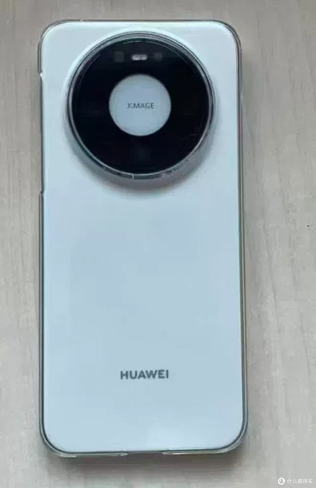 华为Mate80首发实测:信号强拍照稳但偏重