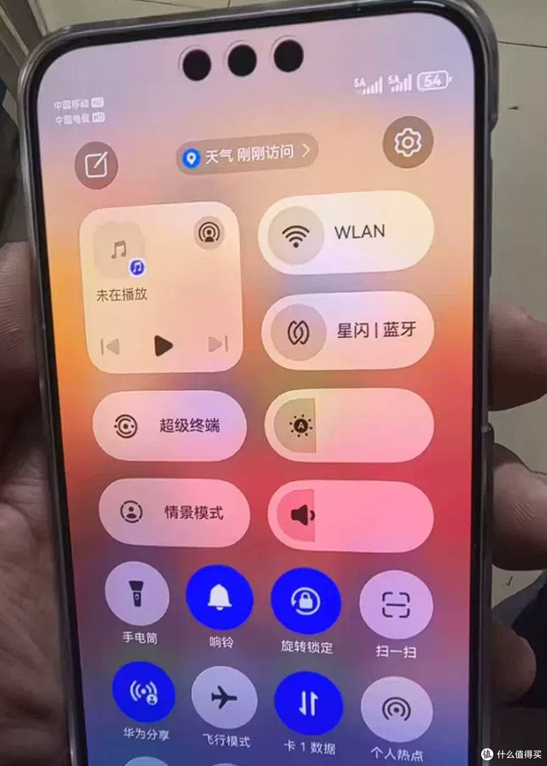 华为Mate80首发实测:信号强拍照稳但偏重