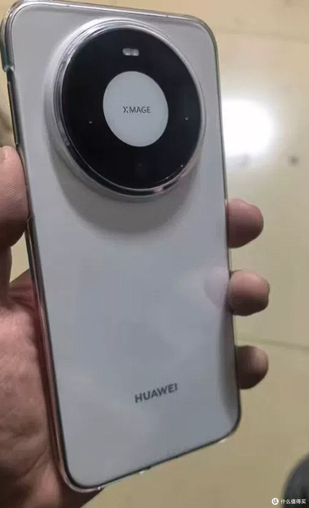 华为Mate80首发实测:信号强拍照稳但偏重