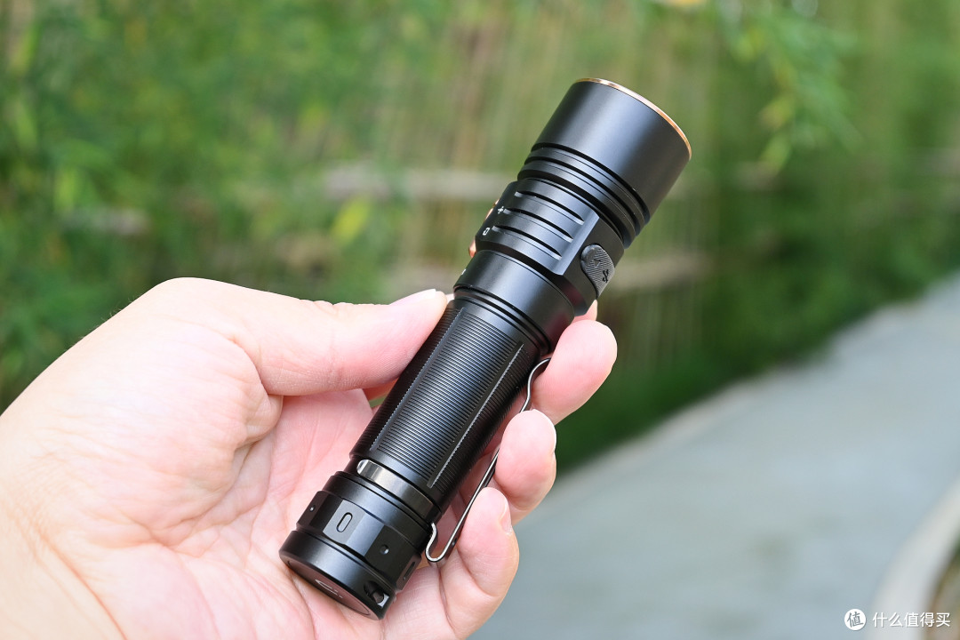 户外通勤最实用，Fenix菲尼克斯E40R EDC手电体验
