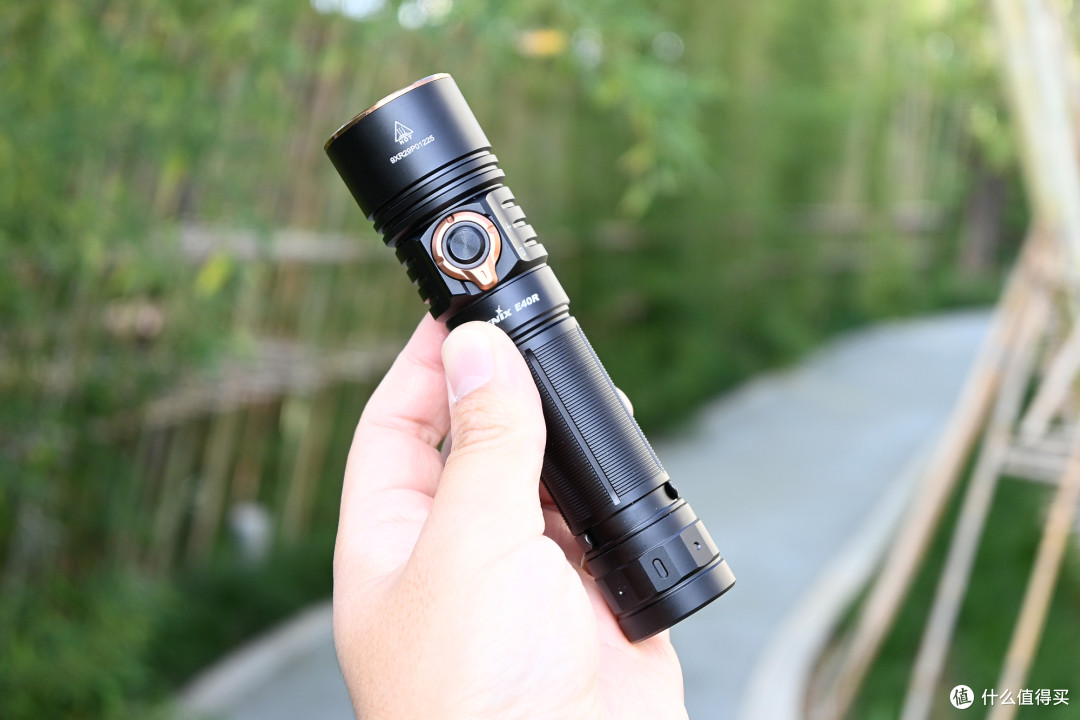 户外通勤最实用，Fenix菲尼克斯E40R EDC手电体验