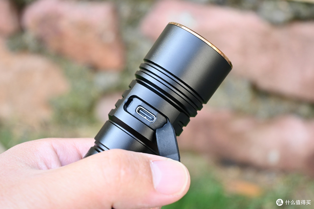 户外通勤最实用，Fenix菲尼克斯E40R EDC手电体验
