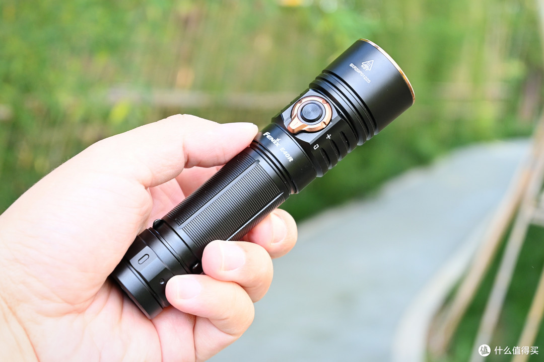 户外通勤最实用，Fenix菲尼克斯E40R EDC手电体验