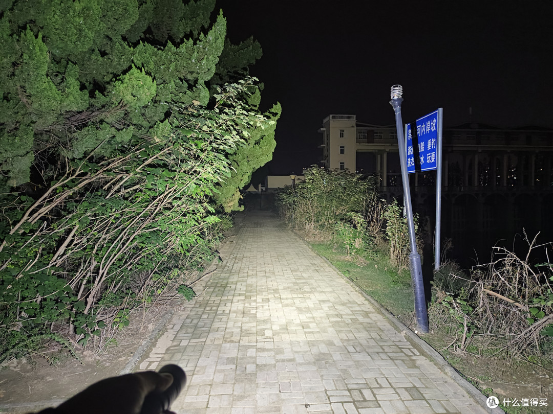 户外通勤最实用，Fenix菲尼克斯E40R EDC手电体验