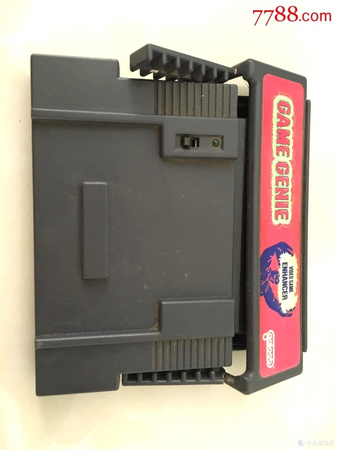 Game Genie金手指卡带，1990年问世的世界第一款游戏作弊硬件，插在卡带与主机之间改内存。