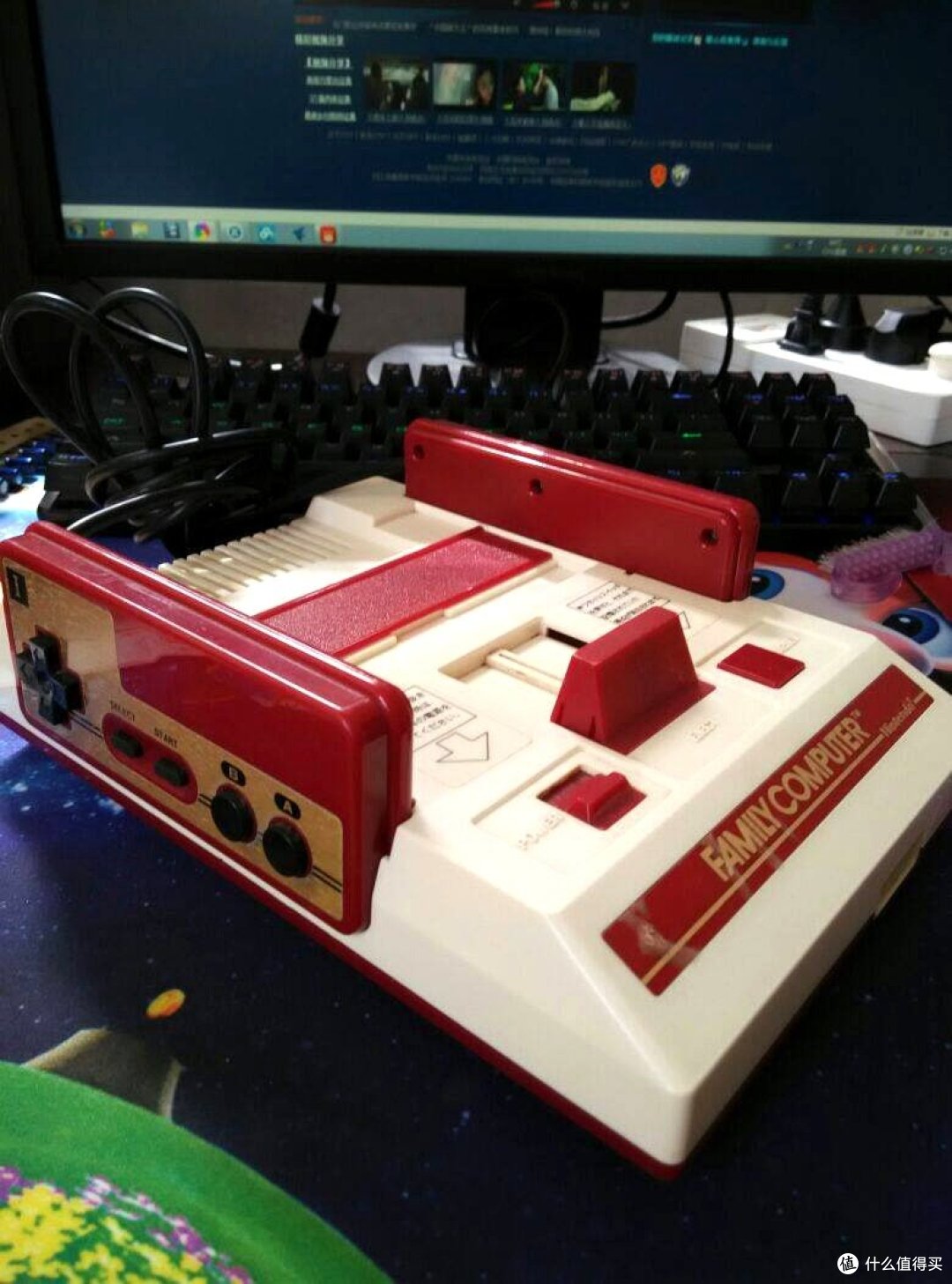 任天堂红白机（Family Computer），1983年在日本发售，是这代人关于家用游戏机最原初的模样。