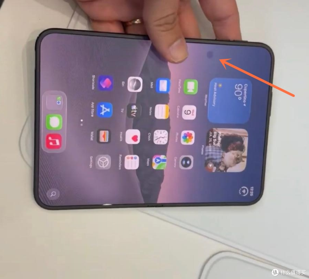 iPhone Duo 首发翻车,屏幕直接破裂...