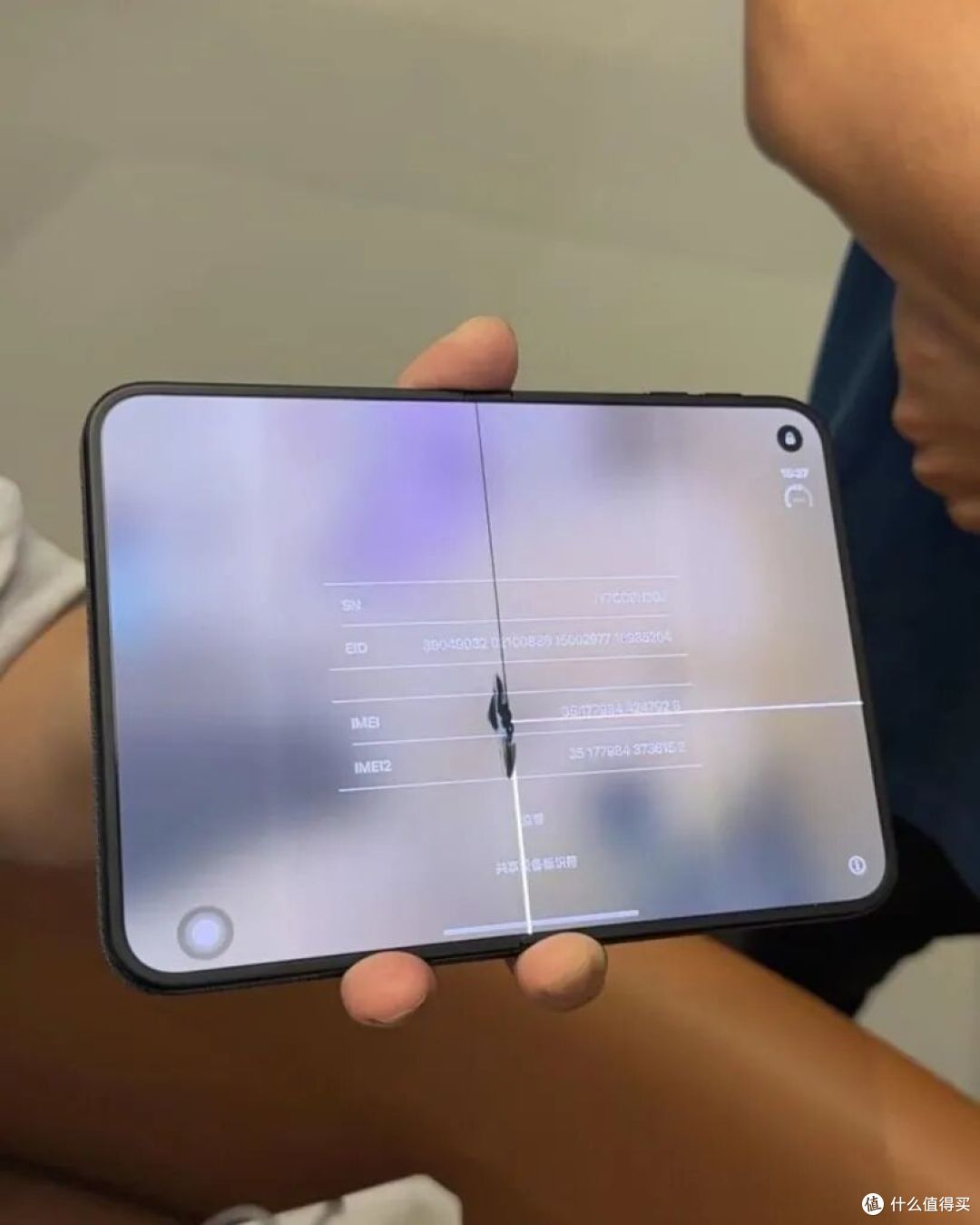 iPhone Duo 首发翻车,屏幕直接破裂...