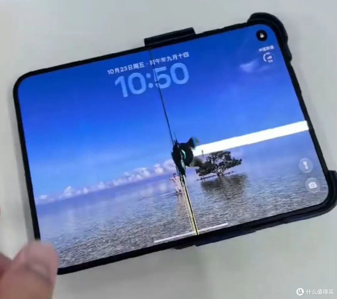iPhone Duo 首发翻车,屏幕直接破裂...