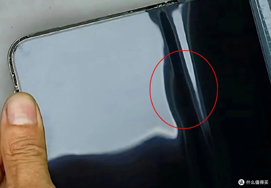 iPhone Duo 首发翻车,屏幕直接破裂...