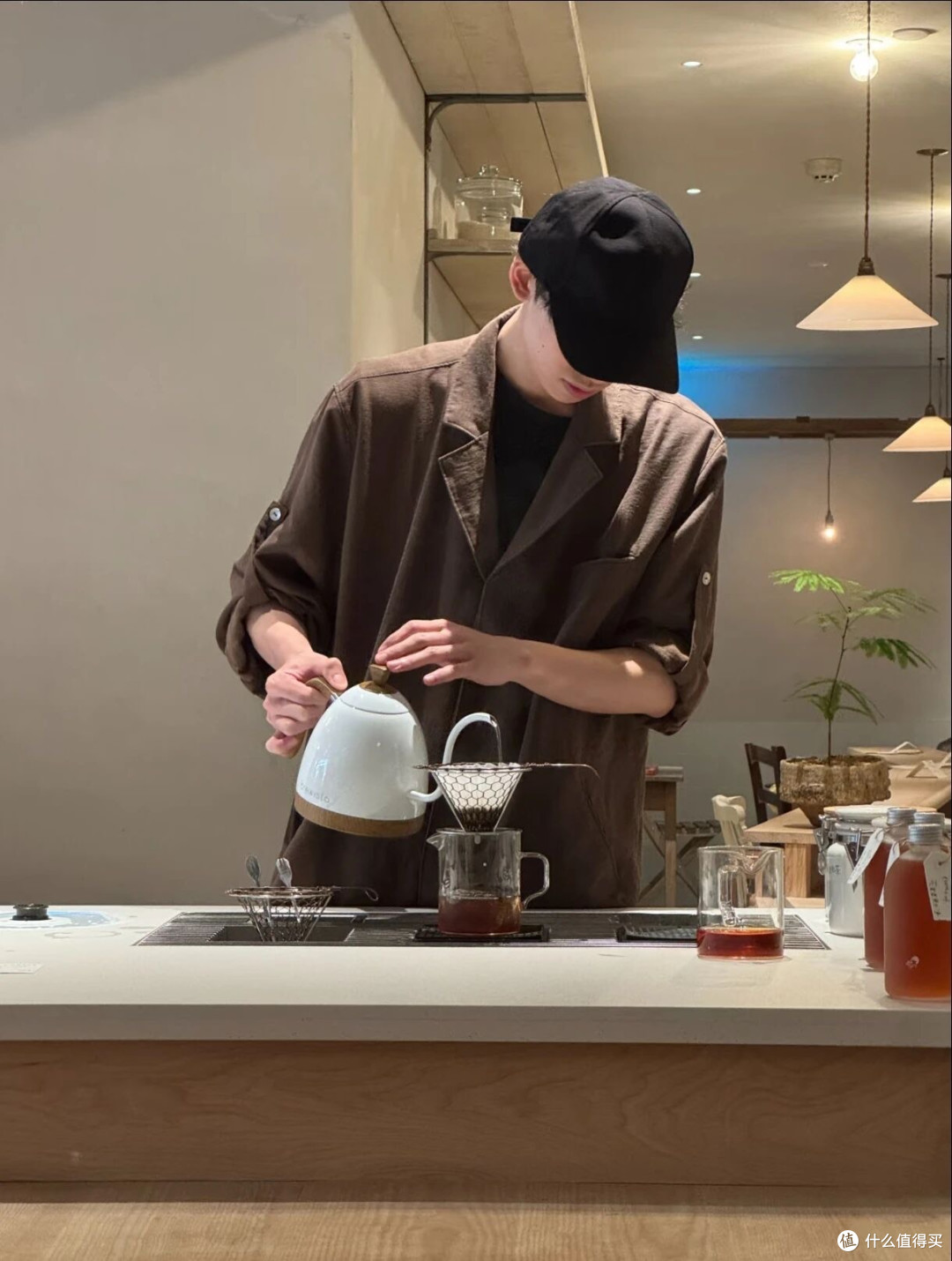 喜茶工服被玩梗“喜之螂”:通勤穿搭,别裹成个球