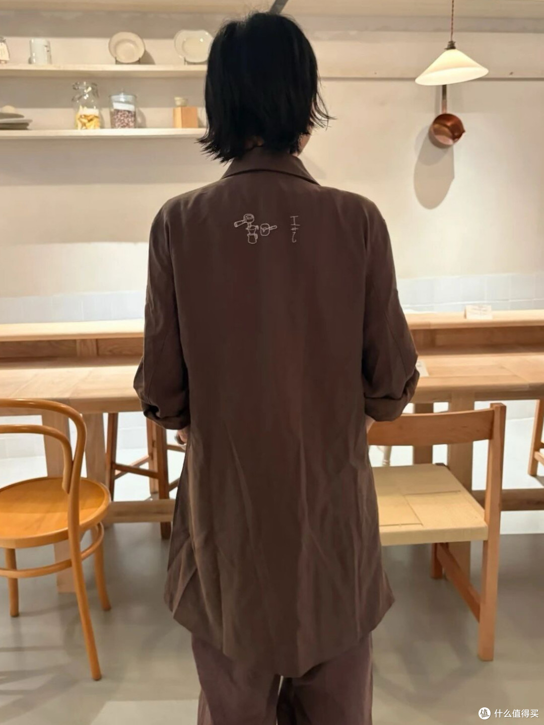 喜茶工服被玩梗“喜之螂”:通勤穿搭,别裹成个球