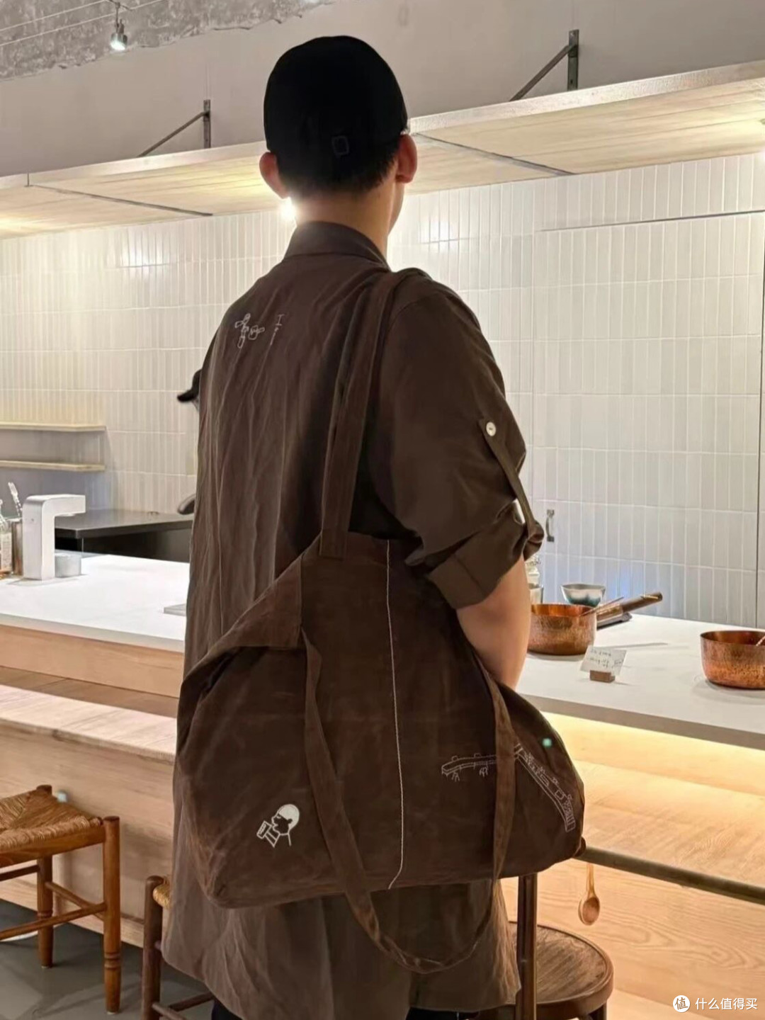 喜茶工服被玩梗“喜之螂”:通勤穿搭,别裹成个球