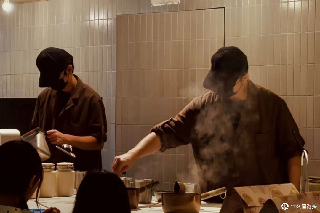 喜茶工服被玩梗“喜之螂”:通勤穿搭,别裹成个球