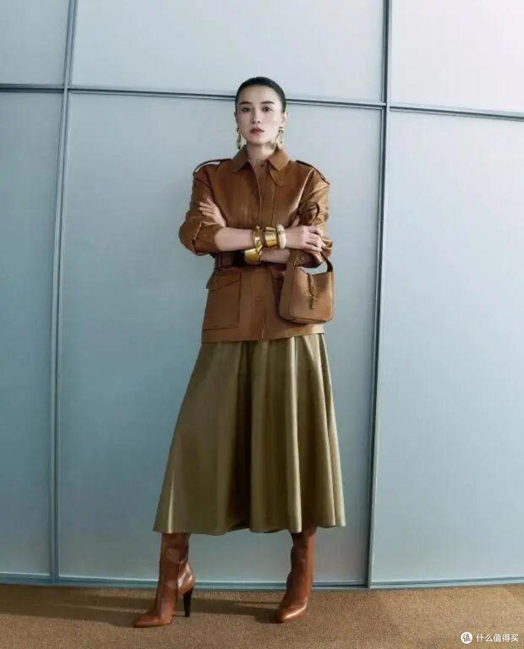 宋佳不愧是穿搭教科书，裙子不配运动鞋，配色大方，吸睛有气质