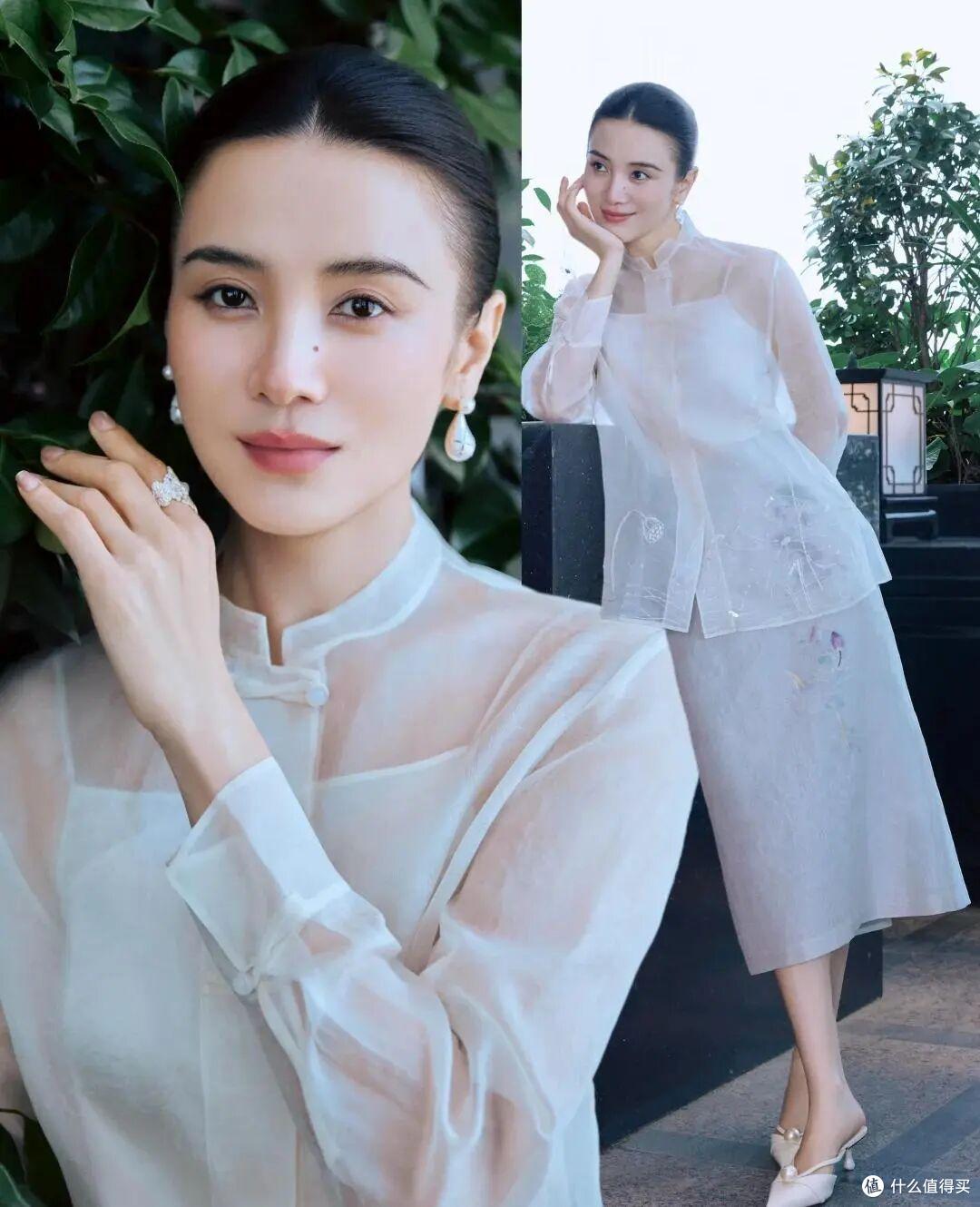 宋佳不愧是穿搭教科书，裙子不配运动鞋，配色大方，吸睛有气质