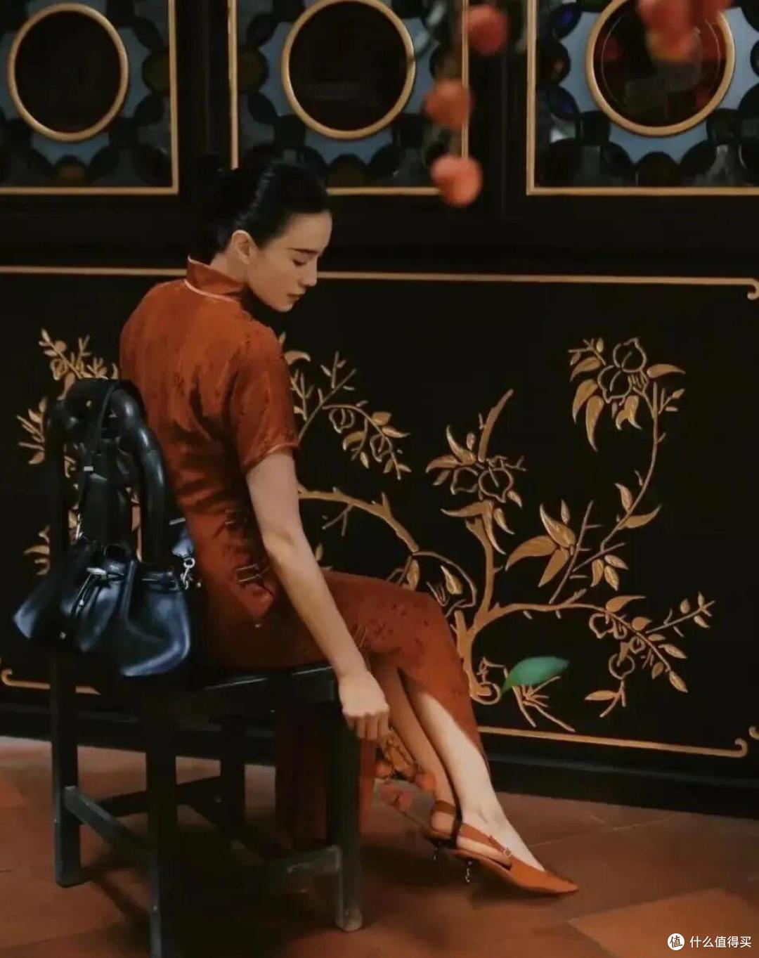 宋佳不愧是穿搭教科书，裙子不配运动鞋，配色大方，吸睛有气质