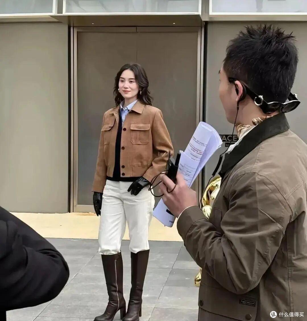 宋佳不愧是穿搭教科书，裙子不配运动鞋，配色大方，吸睛有气质