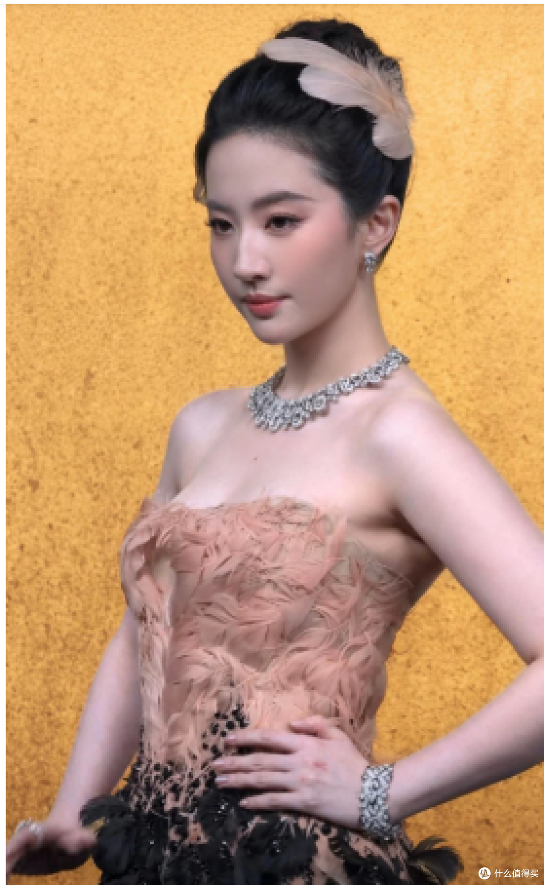 VOGUE绝色红毯 × 虎扑女神大赛:一个十月,两张审美成绩单