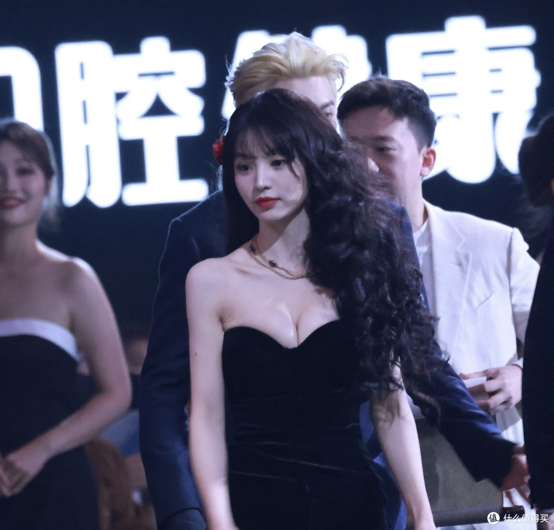 VOGUE 的开毯女神，在虎扑连 16 强都进不去：笑不活了，在评什么