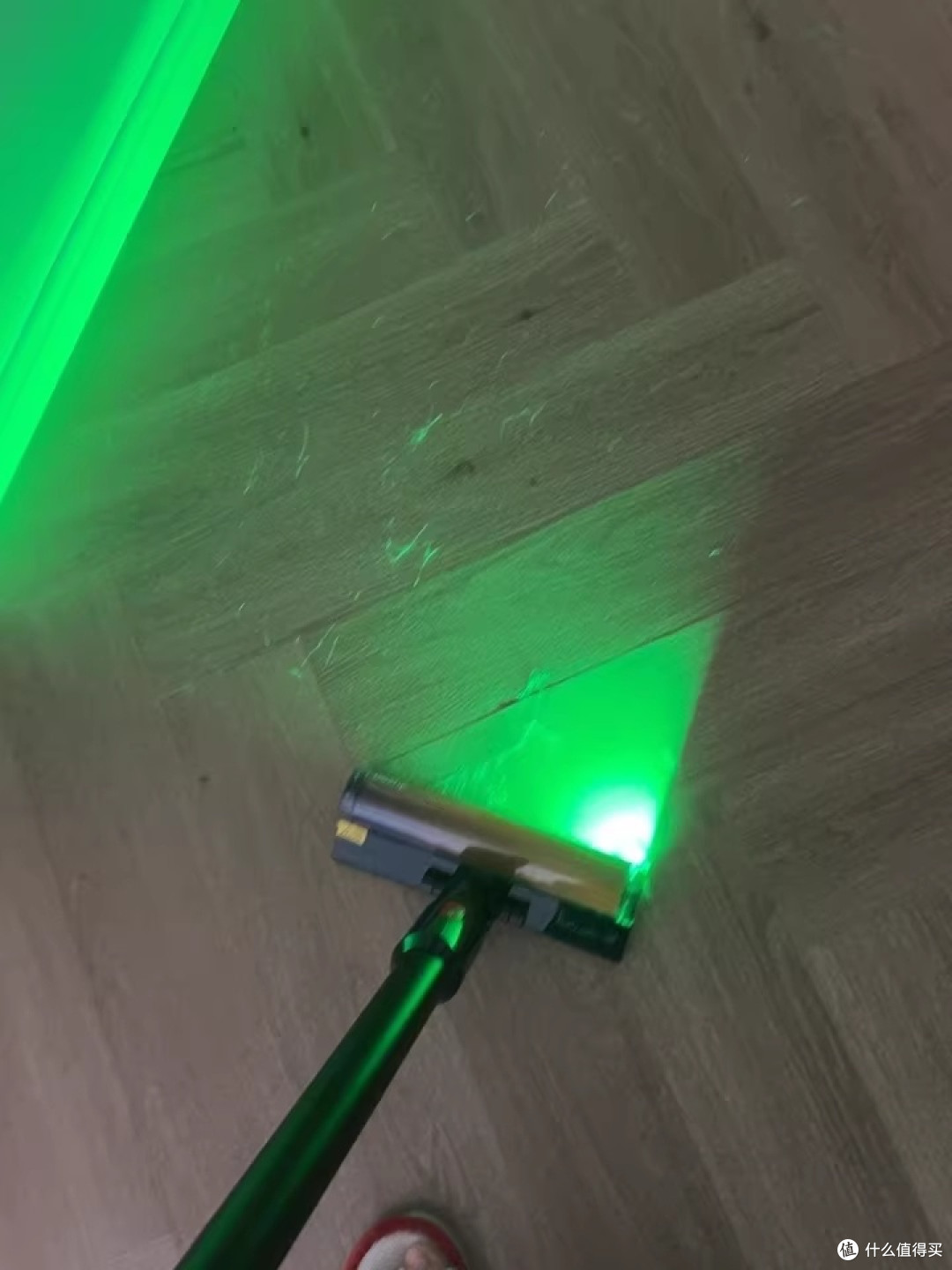 绿光一照灰尘现,这吸尘器太治愈