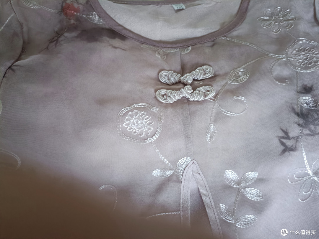 给妈妈买的礼物，她嘴上说浪费，第二天就穿出门了