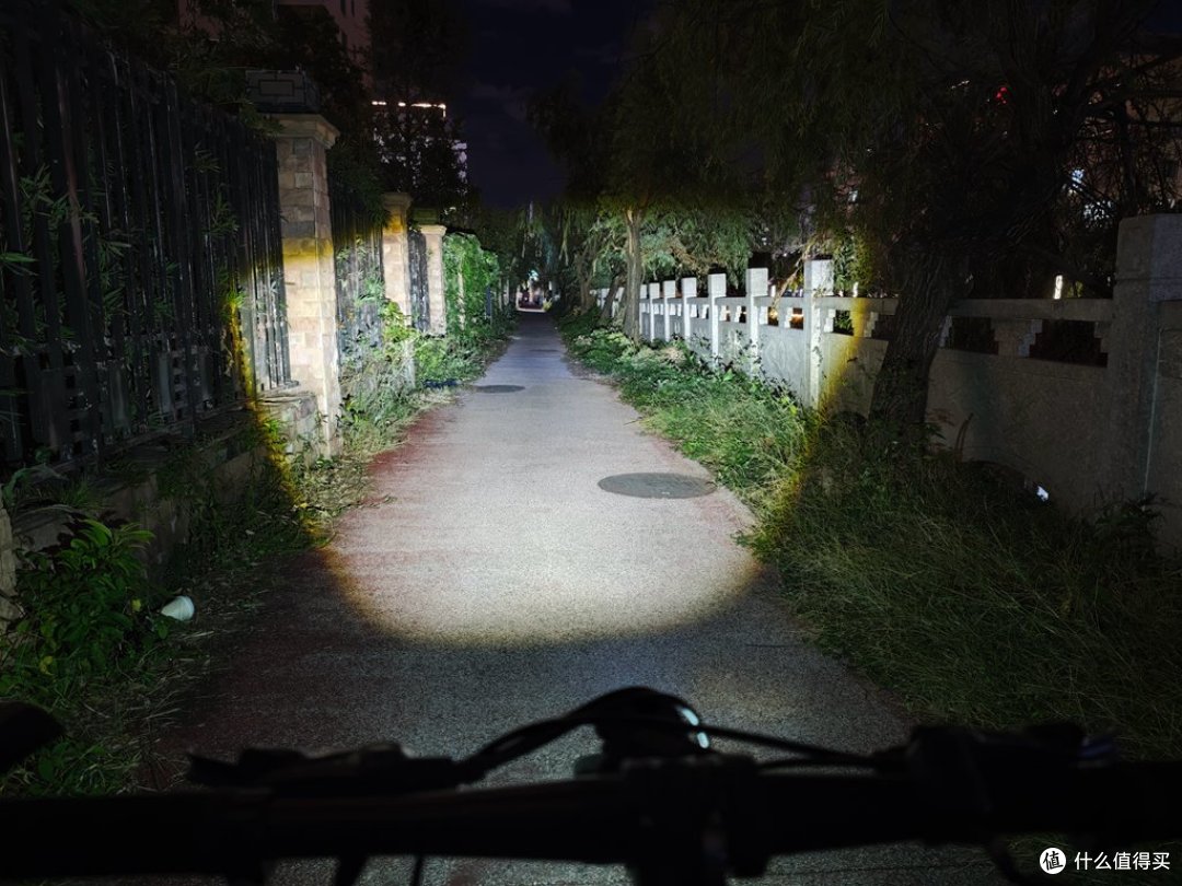 1200流明・截止线防眩，迈极炫HR1200夜骑灯体验