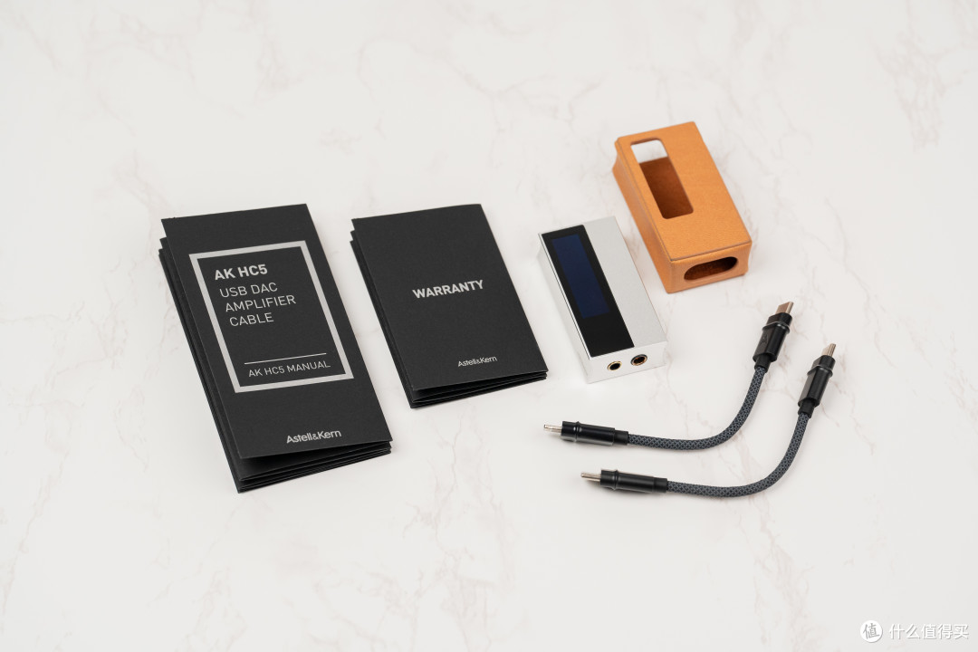 配件包括说明书、保修卡、USB-C数据线、Lighting数据线和保护套