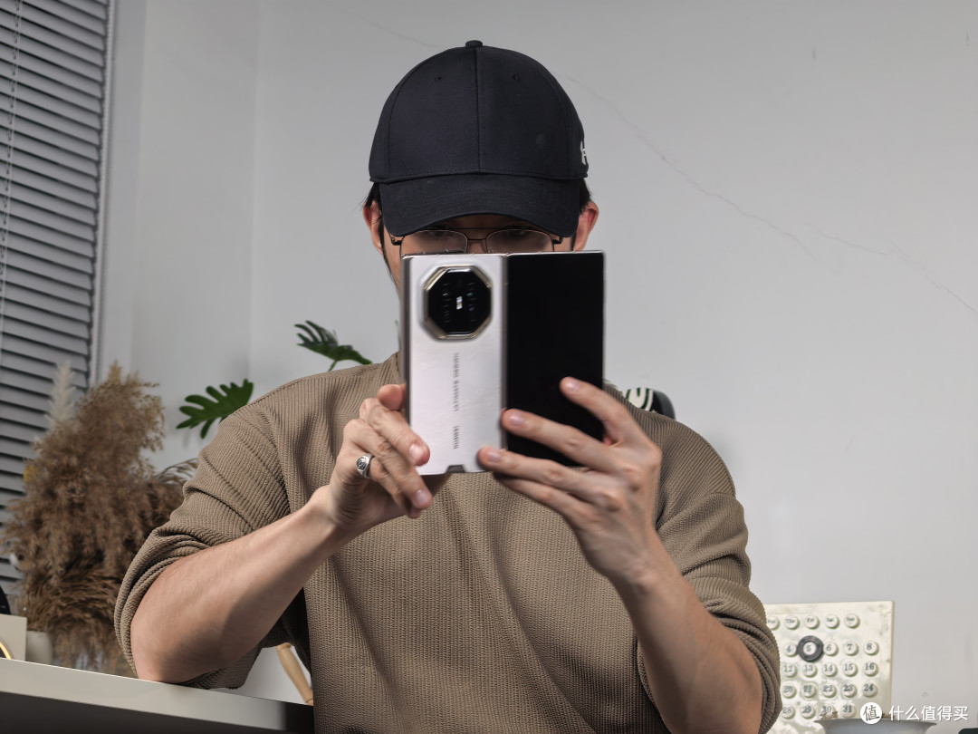 华为MateXT2非凡大师，三折叠不止适合办公