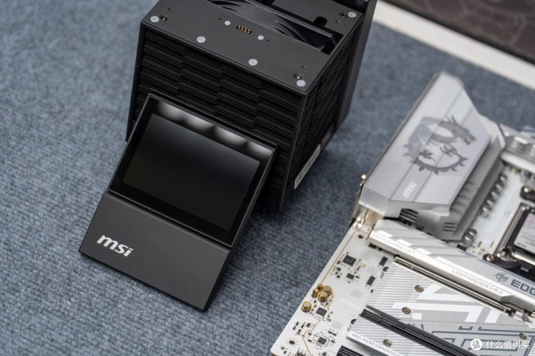 免拆风扇、磁吸显示屏,微星 MPG COREFROZR AP15 双塔风冷散热器