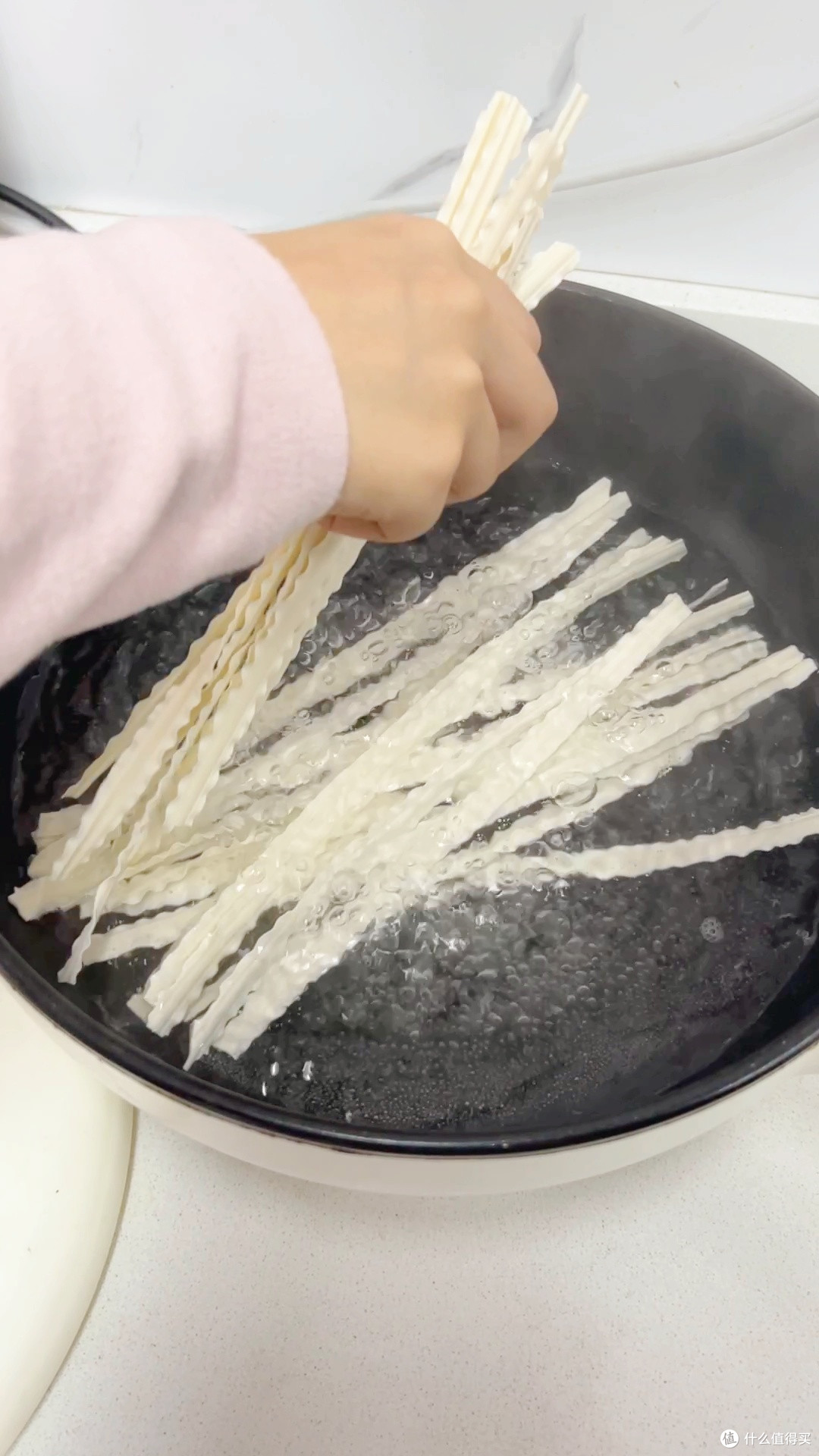 龙须面细如发丝，早上煮一碗不费时间