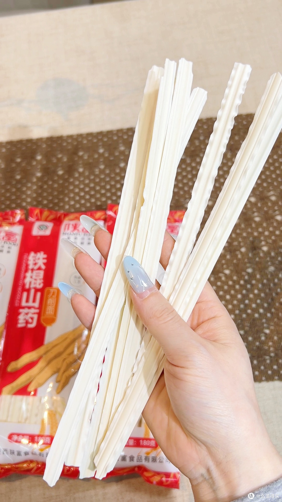 龙须面细如发丝，早上煮一碗不费时间
