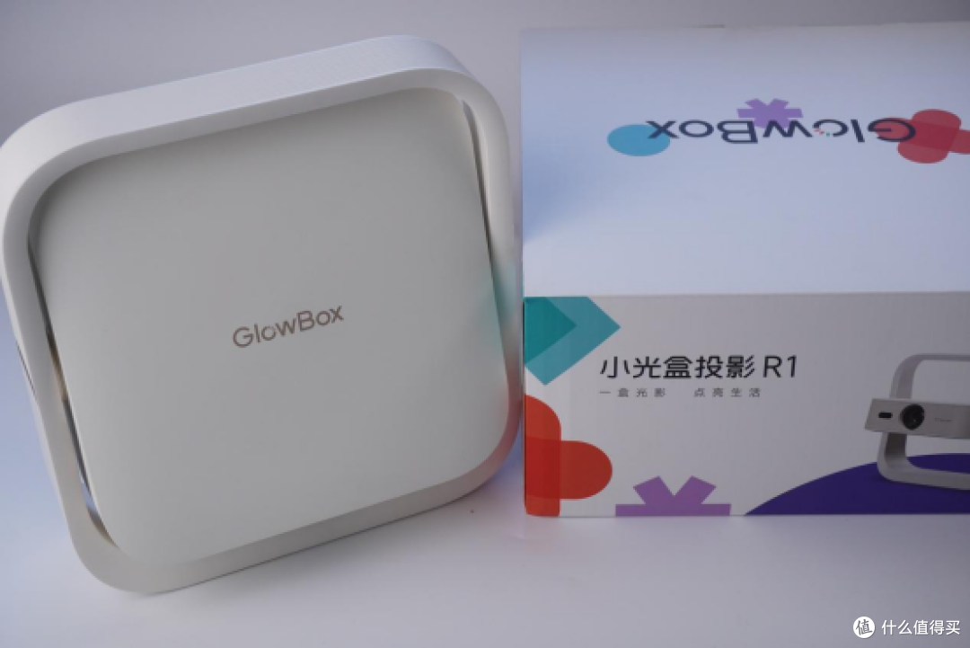 租房党百元投影仪实测：GlowBox 小光盒R1，自带一体式云台