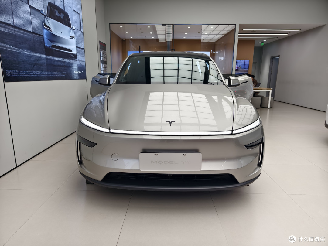 新车实探第14期:Roadster能飞,ModelYL易塌,争议越大销量越大
