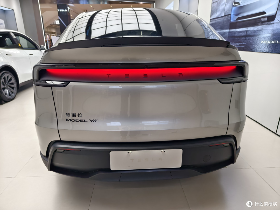 新车实探第14期:Roadster能飞,ModelYL易塌,争议越大销量越大