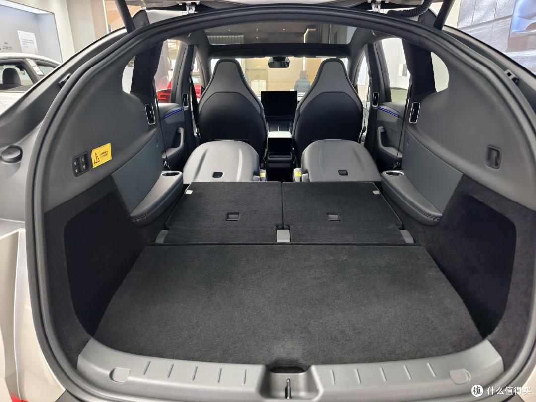 新车实探第14期:Roadster能飞,ModelYL易塌,争议越大销量越大